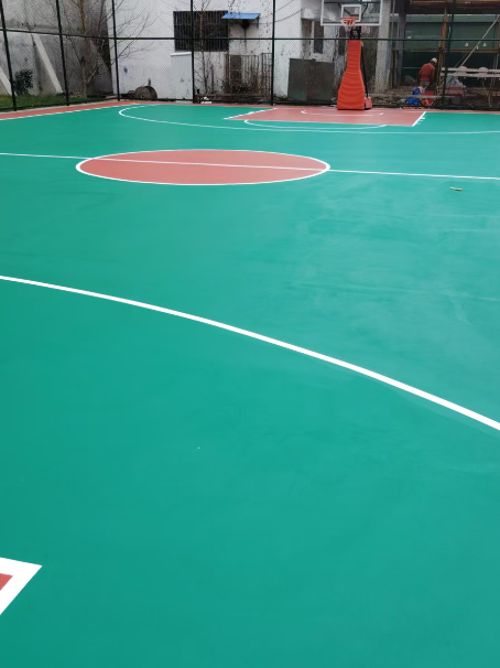 江油 球场长期使用易出现地面开裂